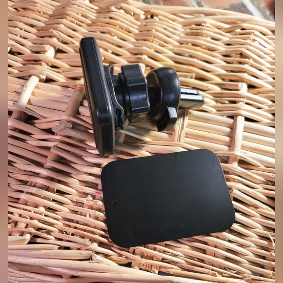 🧲⚡Car Vent Phone Mount with High-Powered Magnet for Secure Hands-Free Use - Picture 6 of 8